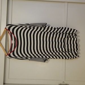 LuLaRoe Black & White Irma T Top EUC